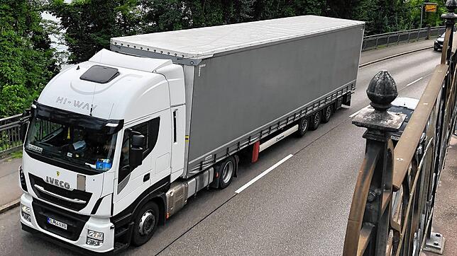 Vor allem die Bundesstraße 34 Waldshut ist durch Schwer- und Durchgangsverkehr belastet, wie hier am sogenannten Ochsenbuckel unterhalb ...