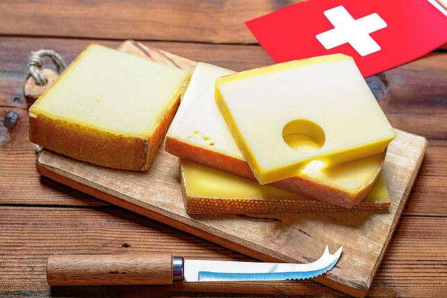 Eines von vielen Symbolen für die kulinarische Vielfalt der Schweiz: Käse, in dem Fall Emmentaler, Gruyère und Raclette. Was aber ...