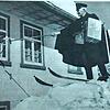 Postbote Otto Kaiser kam im Februar 1952 nur noch mit Skiern durch, wie dieses in Strittmatt entstandene Foto zeigt. Kaiser reicht in ...