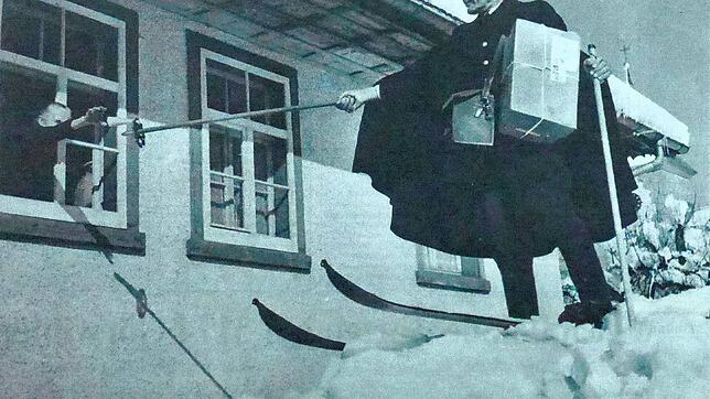 Postbote Otto Kaiser kam im Februar 1952 nur noch mit Skiern durch, wie dieses in Strittmatt entstandene Foto zeigt. Kaiser reicht in ...