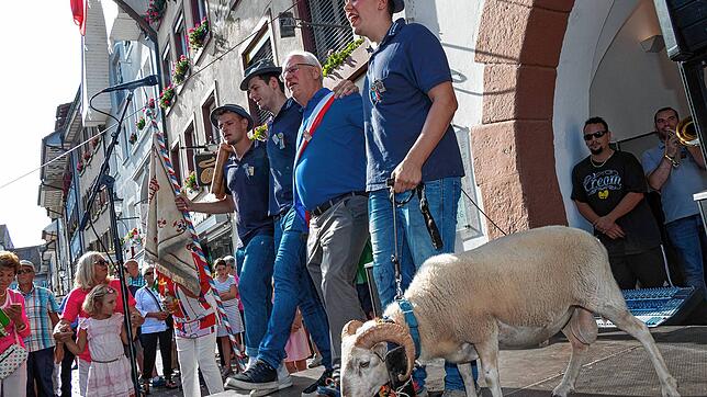 Diese Tradition gehört zur Waldshuter Chilbi dazu: 2019 fand letztmals eine Bocktaufe statt. Auf dem Archivbild tanzen Bockgötti Heinz ...