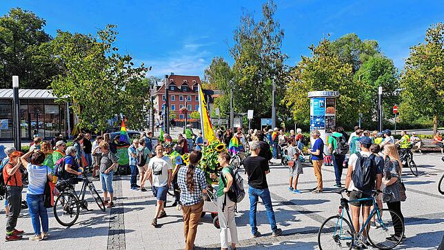 Zum Beginn der Protestaktion versammeln sich die Teilnehmer der Fridays-For-Future-Demo am Freitagmittag auf dem Bahnhofsvorplatz in ...