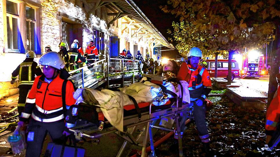 Die Rettungskräfte bringen Verletzte aus der Spiegelhalle. Eile ist geboten, denn im Notfall zählt jede Minute – und dieser wird ...