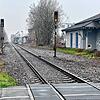 Die Bahnlinie in Fischbach trennt den Ortsteil. Viele Einwohner müssen den Umweg über den Bahnübergang nehmen.