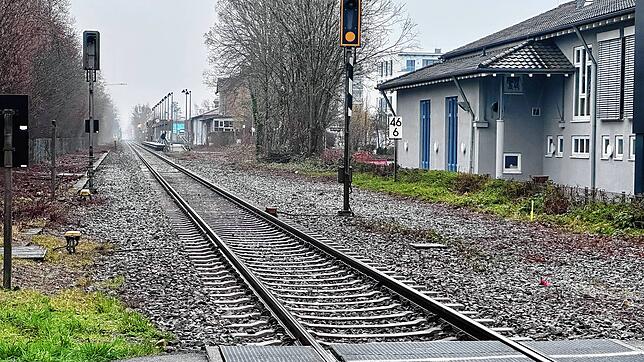 Die Bahnlinie in Fischbach trennt den Ortsteil. Viele Einwohner müssen den Umweg über den Bahnübergang nehmen.