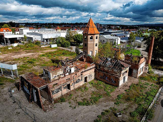 Blick auf das ehemalige Kühlhaus und den Kühlturm des einstigen Schlachthofs. Mehrere andere baufällige Gebäude wurden bereits ...