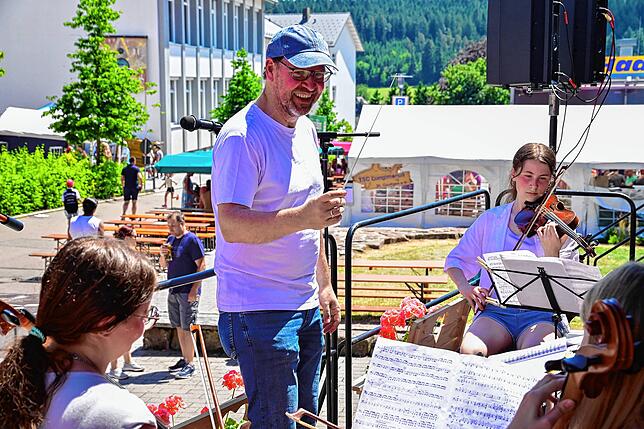 Bild 14: Stadtfest in St. Georgen: Viele Besucher schmückten das Fest. Gute Unterhaltung und schönes Wetter.