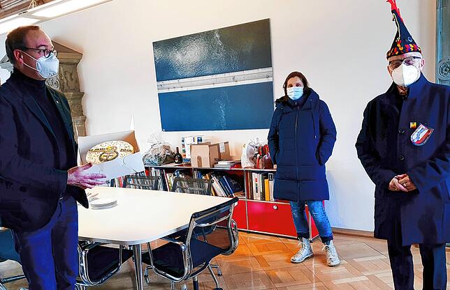 Sabine Hembes und Blätzlebuebe-Zunftmeister Andreas Kaltenbach überreichen dem Konstanzer Oberbürgermeister Uli Burchardt eine ...