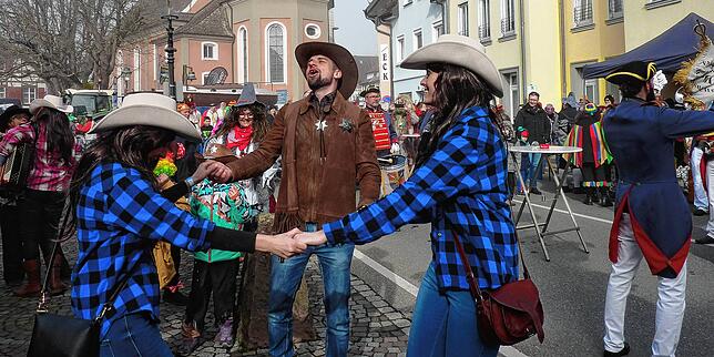 In Allensbach hatten sich rund 750 Bürger den Narrenbändel geholt – und damit nachgewiesen, dass sie dreifach geimpft und getestet ...