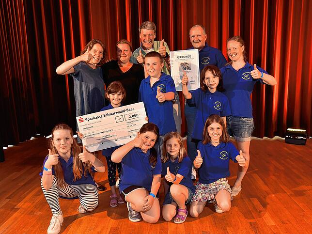 Der Freundeskreis Südstadtschule überzeugt die Jury mit ihrer Forscher AG „Kleine Forscher ganz groß“ und kann mit den 2000 Euro ...