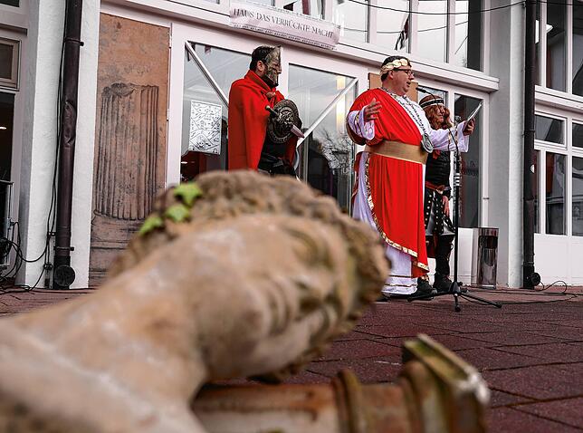 Bild 25: Rathaussturm in Moos: Gemeinde wehrt sich als römische Armee – Die Bilder vom Fasnacht-Spektakel!