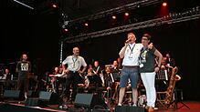 Sie sind die Macher des dreitägigen Brass-Musik-Events: von links: Rainer Vollmer (Moderator), Thomas Hiestand, Ewald und Manuela Restle.
