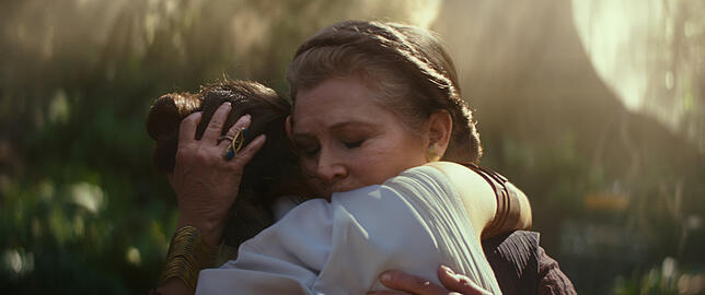 General Leia Organa (Carrie Fisher, rechts) nimmt Rey (Daisy Ridley) in den Arm.