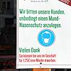 An der Tür einer Metzgerei in Rosenheim wird über einen Aushang auf die Maskenpflicht hingewiesen. Ab Montag gilt auch in ...