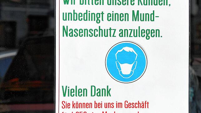 An der Tür einer Metzgerei in Rosenheim wird über einen Aushang auf die Maskenpflicht hingewiesen. Ab Montag gilt auch in ...