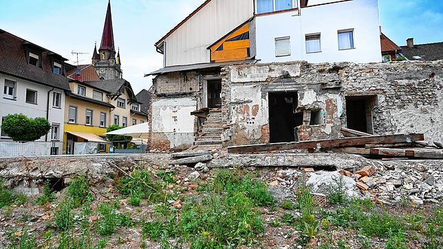 Das ehemalige Hotel Victoria gegenüber vom Busbahnhof. so sieht die Bauruine seit 2019 aus.
