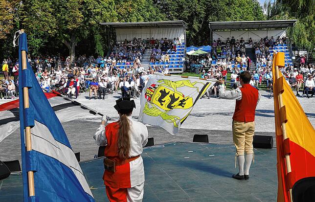 Die Fahnenschwinger der AG SingTanzSpiel beeindruckten das Radolfzeller Publikum.