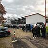 Über 200 Meter lang war teilweise die Warteschlange der Impfwilligen am Montag vor der Möslehalle in Luttingen.