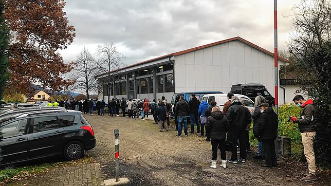 Über 200 Meter lang war teilweise die Warteschlange der Impfwilligen am Montag vor der Möslehalle in Luttingen.