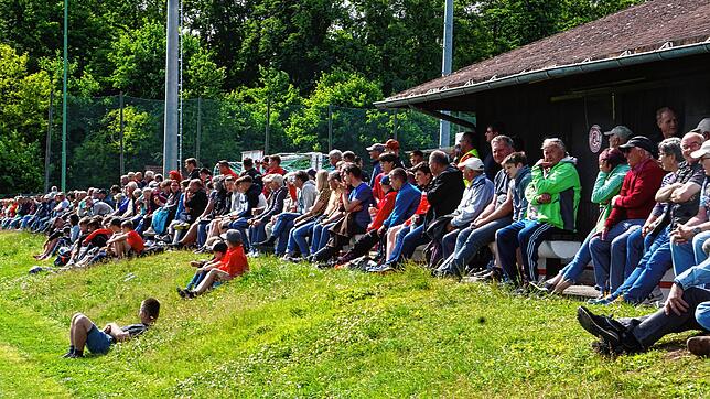 Ein Bild aus vergangenen Tagen. 450 Zuschauer verfolgten das Derby zwischen dem FC Löffingen, der in die Bezirksliga abgestiegen ist, ...