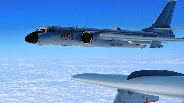 Das von der chinesischen Staatsagentur Xinhua verbreitete Bild zeigt einen H-6K-Bomber des chinesischen Militärs bei einer ...
