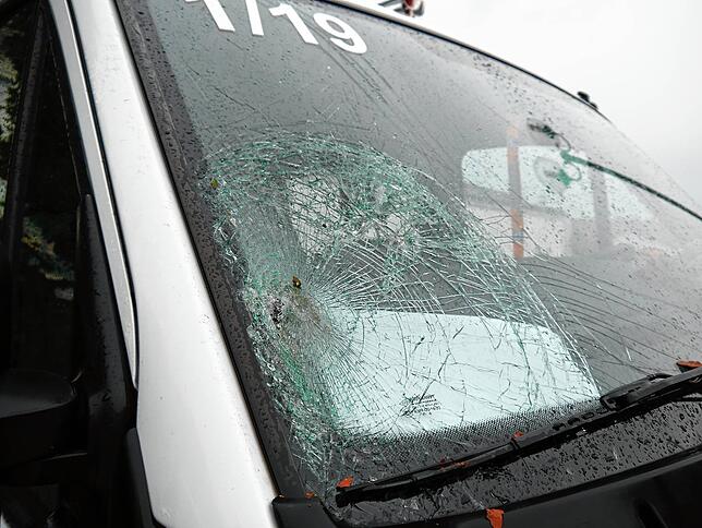 Ein herunterfliegender Ziegel hat den Mannschafttransportwagen der Feuerwehr von Mühlhausen-Ehingen strak beschädigt.