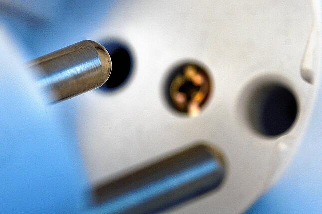 Ein Stromstecker vor einer Steckdose. Strom ist eine der größten Kostenquellen im Haushalt. Ein Anbieterwechsel kann sich schnell lohnen.