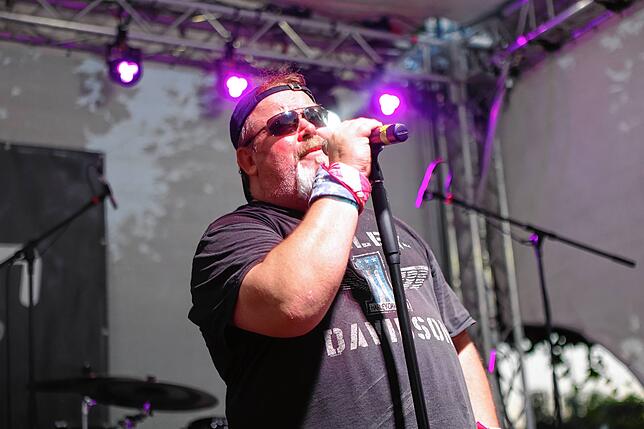 Bild 23: Seenachtfest 2024: Party auf dem Festgelände. Hier sorgen DJs und Bands für Stimmung bei den Gästen