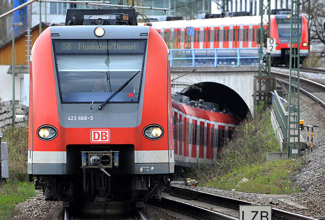 Eine S-Bahn fährt in München aus einem Tunnel. Leider ist die Bahn oft zu spät.