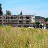 Das Neubaugebiet Brühläcker in Dettingen wartet noch auf seine Vollendung. Im Hintergrund ist die Baustelle der Baugemeinschaft ...