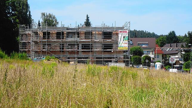 Das Neubaugebiet Brühläcker in Dettingen wartet noch auf seine Vollendung. Im Hintergrund ist die Baustelle der Baugemeinschaft ...