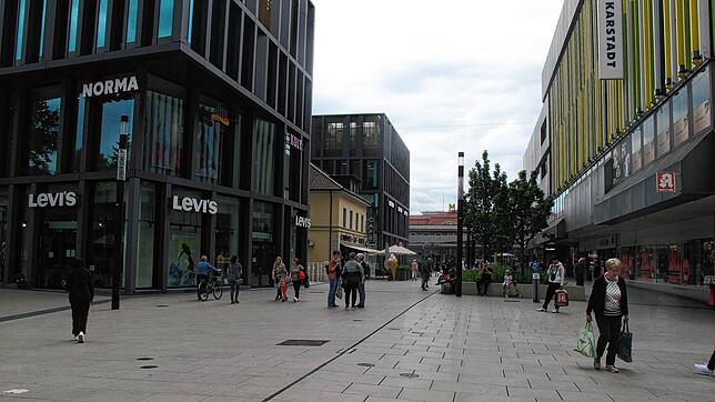 Die Einkaufsstadt Singen kann langsam wieder mehr Kunden begrüßen. Die Frequenz in der Innenstadt steigt nach Ende der Corona-Auflagen ...