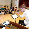 Nikolaus Henseler studiert mit seiner Camerata Serena für das nächste A-cappella-Konzert am 10. Juli ein Brahms-Werk ein.
