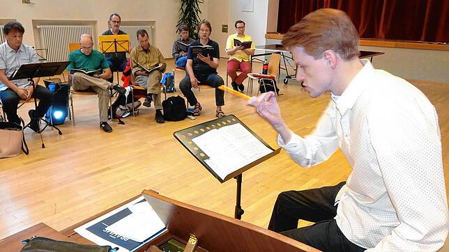 Nikolaus Henseler studiert mit seiner Camerata Serena für das nächste A-cappella-Konzert am 10. Juli ein Brahms-Werk ein.