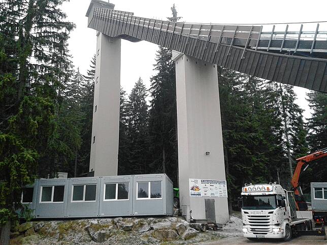 Mit Container-Modulen bestückt die Firma Hery unteranderem auch das Weltcup-Skispringen in Titisee-Neustadt.