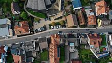 Die Draufsicht auf die Hauptstraße in Tennenbronn, Bereich katholische Kirche, lässt erkennen, dass die Straße viel befahren wird. Ein ...
