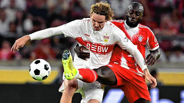 Nick Woltemade (VfB Stuttgart) und Dayot Upamecano (Bayern München) kämpfen beim Supercup um den Ball. Die Bundesliga startet in eine ...