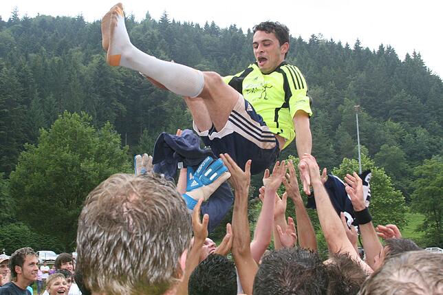 Erinnerungen: 2009 feierte Giuseppe Stabile als Spielertrainer am Ende seines ersten Jahres mit dem SV BW Murg nach einem Sieg beim TuS ...