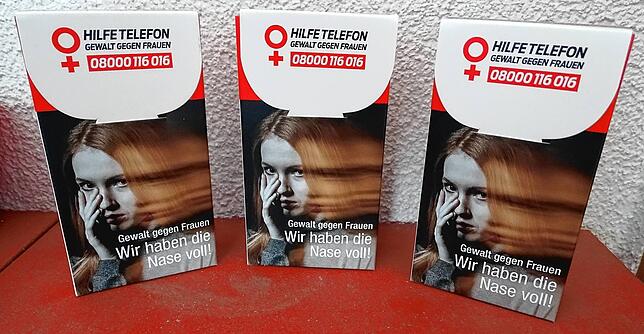 Mit solchen Taschentuchpackungen will man auf ein drängendes Problem aufmerksam machen: häusliche Gewalt gegen Frauen. Bilder: Karlheinz ...
