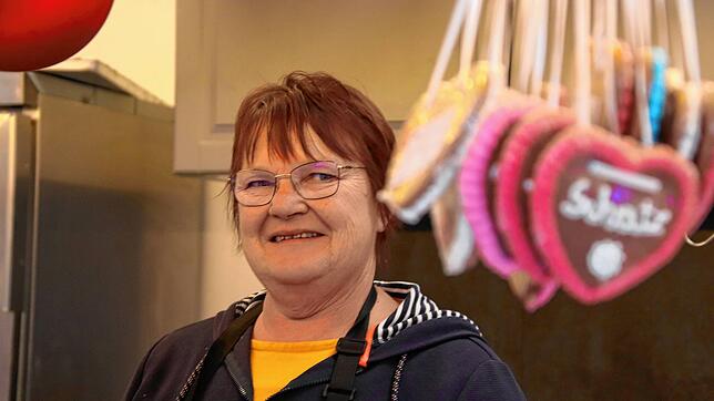 „Schatz“ steht auf dem Lebkuchenherz: Monika Fetscher von der traditionsreichen Schaustellerfamilie Fetscher auf dem Überlinger ...