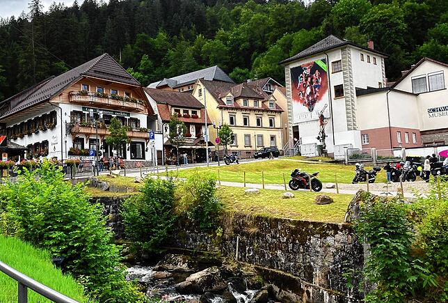 Die Ortsmitte von Triberg mit der Gutach im Vordergrund. (aufgenommen im Juli 2024)