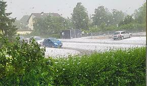 Wie im Winter: Blick auf die Straßen in Bad Säckingen während des Hagelschauers am Sonntag, 1. Juni 2025.