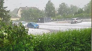 Wie im Winter: Blick auf die Straßen in Bad Säckingen während des Hagelschauers am Sonntag, 1. Juni 2025.