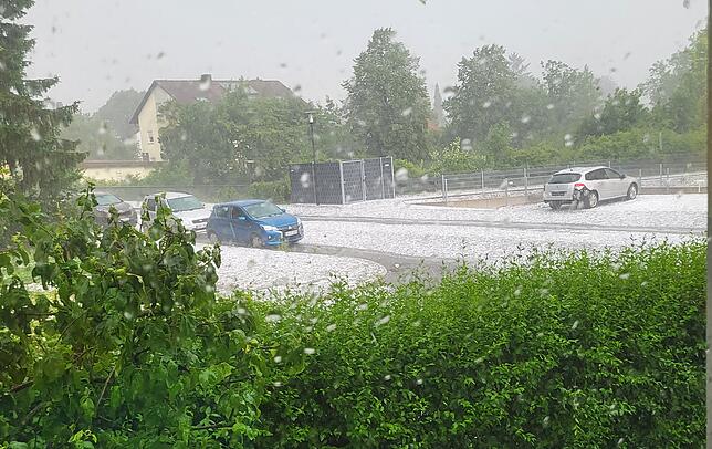 Wie im Winter: Blick auf die Straßen in Bad Säckingen während des Hagelschauers am Sonntag, 1. Juni 2025.