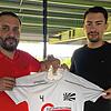 FC 08-Sportvorstand Arash Yahyaijan (links) überreicht Neuzugang Harry Föll das Trikot mit der Nummer vier.
