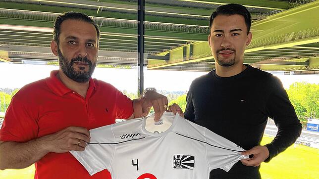 FC 08-Sportvorstand Arash Yahyaijan (links) überreicht Neuzugang Harry Föll das Trikot mit der Nummer vier.