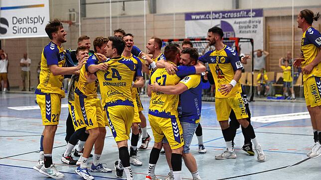 Riesenjubel nach bangen Minuten. Die Spieler der HSG Konstanz feiern ausgelassen ihren 34:33-Erfolg über den VfL Pfullingen.