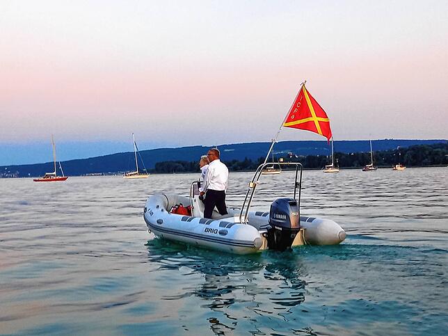 Bild 5: Wie eine leuchtende Perlenkette auf dem See