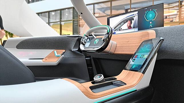 Im Autopilot fährt der Fahrersitz für mehr Beinfreiheit zurück, der Bildschirm unter der Frontscheibe nach oben. So wird der Innenraum ...