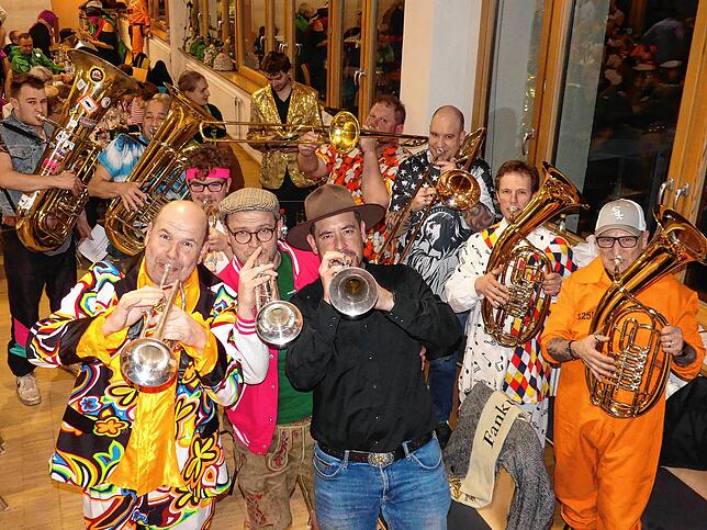 Die Band ohne Namen sorgte für super Stimmung und Tuschs bei den Auftritten.